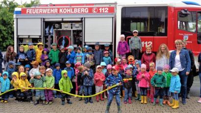 Bild: jml
Nicht nur der „Feuerwehrnachwuchs“ im Kindergarten Arche Noach hatte beim Feuerwehrtag großen Spaß, auch Leiterin Marion Eitel, Vorstand Josef Fischer (links hinten) und das Helferteam von Kindergarten und Feuerwehr (hinten rechts) freuten sich über den spannenden Vormittag.