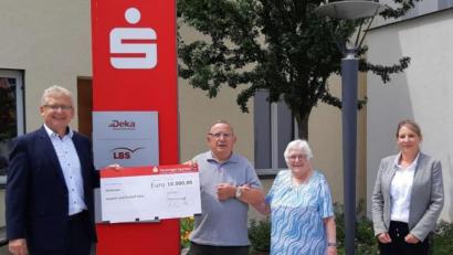 Bild: Sparkasse/exb
Die Eheleute Rudolf und Angela Götz (Mitte) freuen sich über den Geldgewinn. Kundenberater Reinhard Steger (links) und Marktdirektorin Melanie Nowlin (rechts)
gratulierten herzlich.