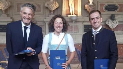 Bild: Schönfelder/exb
Spitzensportler unter sich: Gerd Schönfelder (links) traf in München bei der Verleihung des Bayerischen Verdienstordens auf Laura Dahlmeier und Philipp Lahm.