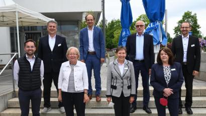 Bild: gf
Mit dem neu gewählten Aufsichtsrat Florian Füger (Wirtschaftsingenieur und CSU-Stadtrat) ist der Aufsichtsrat des Werkvolks wieder vollständig. Das Bild zeigt (von links) Florian Füger, Johann Fröhlich, Marianne Gutwein, Ewald Fiegert, Vorstand Dagmar Kierner, Alois Ponnath, Elfriede Schenkl und Vorstand Wolfgang Erb.