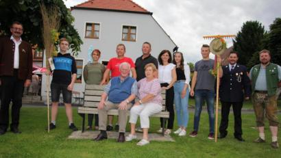 Bild: kro
Jubilar Lorenz Betzl (sitzend mit seiner Frau Maria) mit Familie und den Gratulanten, darunter Willi Müller (links) von der Ernestgrüner Blasmusik, sowie (von rechts) Stefan Zant (Schützenverein Ringelstein Ottengrün) und Norbert Scharnagl (Feuerwehr Ottengrün).