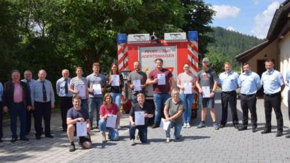 Bild: bö
Sechs Damen und fünf Herren der Feuerwehr Adertshausen legten die Prüfung für die modulare Truppausbildung im Basismodul ab. Dazu gratulierten Kreisbrandinspektor Hubert Blödt und 3. Bürgermeister Johann Seitz (von links) sowie Ausbildungsleiter und Kreisbrandmeister Helmut Braun von der FFW Adertshausen (rechts).