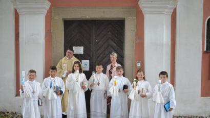 Bild: gi
Pfarrer Udo Klösel hielt erstmals die Erstkommunionfeier in Moosbach in der Wieskirche. Den Kommunionkindern gratulierte auch Lehrerin Anja Scharnagl.