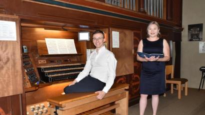 Bild: hcz
Florian Löw an der Orgel und Sopranistin Tamara-Raphaela Hirschmann gestalteten die zweite musikalische Mittagsandacht dieses Sommers.
