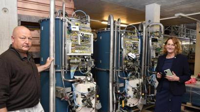 Bild: Petra Hartl
Gesellschafter Thomas Heckmann und Vertriebsleiterin Dorit Zitzelsberger erklären die Technik, die in den Bioreaktoren der Firma Protec steckt.