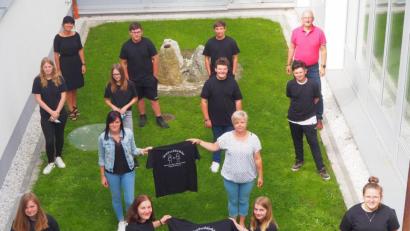 Bild: soj
Der Elternbeirat der Fichtelnaabtal-Mittelschule spendierte den 15 Streitschlichtern eigene T-Shirts. Diese übergaben die Elternvertreter Juliane Hecht und Julia Ponnath (Mitte). Darüber freuten sich auch Verbindungslehrerin Karin Sieber (hinten links) und Rektor Alexander Köstler (hinten rechts).