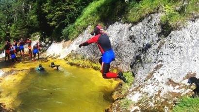 Bild: Under Pressure/dpa
Mut zum Sprung: Auf der Gumpenwanderung mit Taucherbrille geht es von Naturpool zu Naturpool.