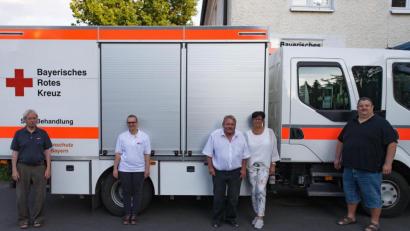 Bild: flm
Der neue Ehrenbereitschaftsarzt Dr. Jürgen Mahner mit seiner Frau Sabine (Mitte) zusammen mit Bereitschaftsleiter Helmut Zeitler (rechts) sowie von links Kreisverbands-Chefarzt Dr. Bertram Völkl und Katharina Fortelny.