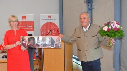 Bild: Kunz
Sabine Zeidler gratuliert Alt-Oberbürgermeister Kurt Seggewiß zum Ehrentitel.