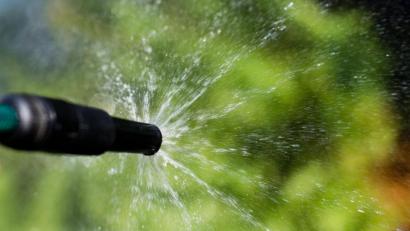 Symbolbild: Julian Stratenschulte/dpa
Das Gießen des Gartens und das Bewässern des Rasens sind bei der aktuellen Wetterlage zwar nicht so dringend nötig. Doch grundsätzlich sollte dafür kein wertvolles Trinkwasser geopfert werden.