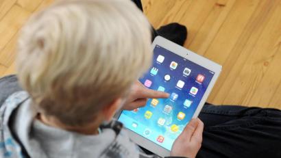 Symbolbild: Tobias Hase/dpa
Das Jugendmedienzentrum T1 in Tannenlohe will die Kinder beim Umgang mit Medien sensibilisieren.