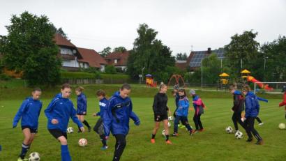 Bild: dob
Von einer aktuellen Co-Trainerin der U 17-Nationalmannschaft auf dem Fußballfeld angeleitet zu werden spornt so richtig an. Mit Julia Simic (in schwarzer Trainingsjacke) kam eine ausgewiesene Expertin und ehemalige Nationalspielerin zum SV Altenstadt.