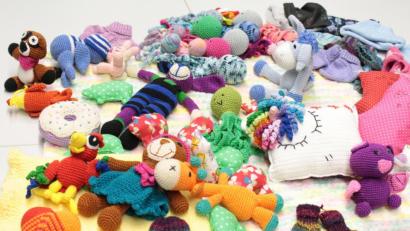 Bild: Kliniken Nordoberpfalz, Evamaria Rauch/exb
Mützen, Decken, Socken und vieles mehr – die Schülerinnen der Sophie-Scholl-Realschule haben in den vergangenen Monaten viel Zeit für den Bunten Kreis Nordoberpfalz investiert.