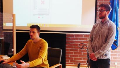 Bild: Bühner
Die Masterstudenten Martin Schütte (Links) und Max Kaiser präsentierten Vorschläge für eine neue Weiden-App.