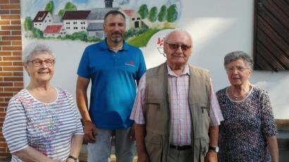 Bild: Robert Dimper
Naturfreunde-Vorsitzender Manfred Niebler (Zweiter von links) mit den geehrten langjährigen Mitgliedern (von links) Marga Marks (50 Jahre), Fritz Meier und Gretel Zintl (je 60 Jahre).