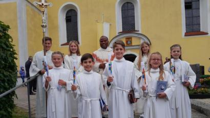 Bild: jow
Pfarrer Moses Gudapati mit den Ministranten und den Kommunionkindern: (von links) Martha Rogenhofer, Anton Oberndorfer, Johannes Horst, Laura Stockner und Pauline Knab.