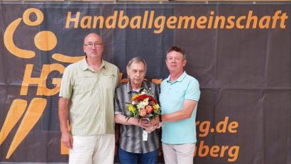 Bild: zyz
HG-Abteilungsleiter Frank Mitschke (links) und sein Stellvertreter Wolfgang Schaller (rechts) bedankten sich bei Kassier Jürgen Friedrich für seine 35-jährige ehrenamtliche Tätigkeit.