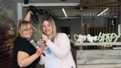 Bild: Evi Wagner
Glücklich im eigenen Friseursalon: Lena Federl und Sabrina Wittmann.