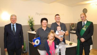 Bild: Jochen Neumann
Franz Horn (Zweiter von rechts) eröffnete am Unteren Markt 22 in Erbendorf seine eigene Physiotherapiepraxis. Unterstützt wird er von seiner Frau Julia (mit im Bild die beiden Kinder). Dazu gratulierte Bürgermeister Johannes Reger (links). Diakon Martin Schraml (rechts) segnete die Praxisräume.