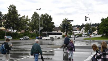 Bild: Petra Hartl
Der Bus naht aus der Sulzbacher Straße, um an der Ampel links in den Pfalzgrafenring zum Bahnhof abzubiegen. Wenn jetzt Fußgänger und Radler die Kreuzung überqueren und bevorrechtigte Autos aus der Mühlgasse nach rechts abbiegen, muss der Bus warten – und seine Fahrgäste verpassen ihre Anschlüsse am Busbahnhof.
