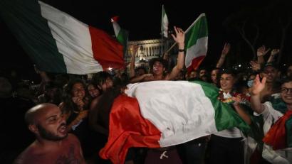 Symbolbild: Alessandra Tarantino/dpa
Italien steht im EM-Finale. So ähnlich wie auf diesem Bild sah es auch in Mauro Grestas Geburtsstadt Treviso in Venetien aus, als Italien am Dienstag gegen Spanien gewonnen hatte.