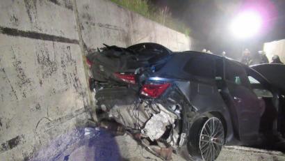 Bild: PI NEW/exb
Auf der Mauer eines Fahrsilos endete die Fahrt eines 22-jährigen Flossers, der bei dem Unfall schwer verletzt wurde.