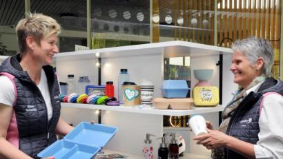 Bild: Stephan Huber
Eine Idee, die aus der aktuellen Corona-Pandemie heraus entstanden ist: Marketing-Chefin Ellen Scheibl (links) präsentiert die Mehrwegboxen für Essen to go. Ihre Kollegin Susanne Regler, Leiterin des Qualitätsmanagements, hält einen Mehrwegbecher in der Hand, auf den viele Kaffeetrinker schon seit längerer Zeit umgeschwenkt sind.