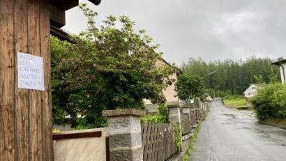 Bild: Eichl
Acht Kinder leben am Kleeberg. Deren Eltern haben Angst, wenn die Mädchen und Buben auf die Straße gehen. Eine Straße, die schmal, sehr steil und verwinkelt ist. Und auf der trotzdem viel zu schnell gefahren wird.