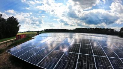Bild: Petra Hartl
Aufbau der Module für die PV-Anlage "Striegel" in Sulzbach-Rosenberg in der Nähe der Prägefolienfirma Kurz.