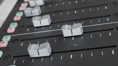 Bild: uax
In unserem neuen Podcast-Studio können sich die Mitarbeiter von Oberpfalz Medien, neben den alltäglichen Aufgaben, ihren Hobbys, ihren Interessen und ihrer Leidenschaft widmen.