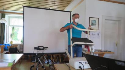 Bild: jzk
„Lassen Sie sich beraten, welcher Rollstuhl für Sie am besten geeignet ist“, empfahl Thomas Heining den Senioren im Pfarrheim.