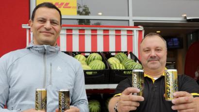 Bild: Wolfgang Steinbacher
Vorsitzender Mustafa Sugle und Alexander Stoj (von links) setzen viele Marketing-Ideen um, damit der ERSC Amberg in der Region wieder populärer wird.