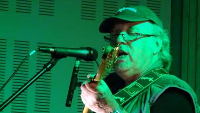 Bild: Houschka
Lothar "Julio" Burkert gehört zu den ältesten Akteuren und steht bei jedem Stammtischtreffen mit seiner Gitarre auf der Bühne.