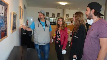 Bild: jr
Fotograf und Maler Jürgen Lauterbach (links) führte Gäste durch seine Ausstellung, die bis zum 31.Oktober im Museumscafé zu sehen ist.