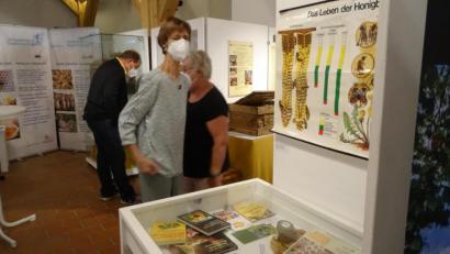 Bild: hka
Museumsleiterin Edith Zimmermann freut sich über die "kleine, aber feine Ausstellung", wie sie sagte.