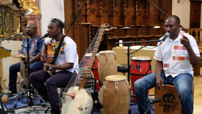 Bild: do
Das Trio Adjiri Odametey zählt zu den beeindruckendsten Vertretern afrikanischer Musik unserer Tage. Am Sonntagabend begeistert die Gruppe das Publikum in Speinshart.