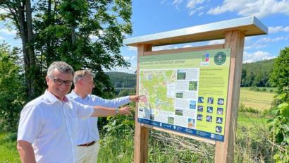 Bild: Stadt Neunburg vorm Wald/exb
Jürgen Donhauser (rechts) und der Neunburger Bürgermeister Martin Birner sehen sich eine der Infotafel an, die bis Anfang August an Wanderwegen im ganzen Neunburger Umland angebracht werden sollen.