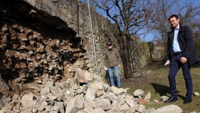Bild: Mardanow
Unterhalb des Dechantturms ist ein acht Quadratmeter großes Teilstück der Stadtmauer ausgebrochen. Bauamtsleiter Thomas Prey (rechts) und Statiker Ernst Bräutigam nehmen den Schaden in Augenschein.