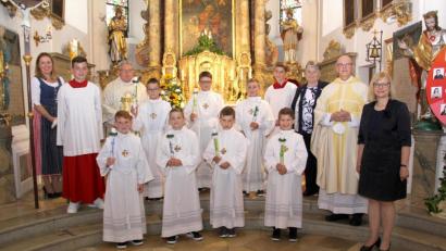Bild: boj
Das Bild zeigt die sieben Kommunionkinder zusammen mit (von links) Klassenleiterin und Religionslehrerin Fiona Hauser-Kroner, Ministrant Paul Reitzig, Ruhestandspfarrer Max Stigler, Ministrant Lukas Böhm, Mesnerin Renate Pflug, Pfarrer Herbert Rösl und Schulleiterin Ortrud Sperl.