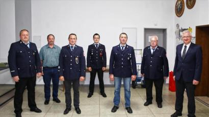 Bild: Jochen Neumann
Für ihren langjährigen Feuerwehrdienst wurden (von links) Zweiter Vorsitzender Franz Wenning, Karl Dostler, Kommandant Rudi Schinner und Bernhard Häupler ausgezeichnet. Bürgermeister Johannes Reger, Feuerwehrvorsitzender Willi Kraus (von rechts) und Zweiter Kommandant Manuel Köllner (Vierter von rechts) gratulierten.