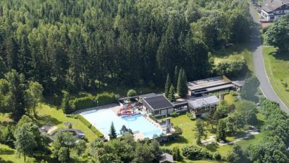 Bild: mür
Nach 2020 wird es auch heuer nichts aus dem Badespaß im Waldfreibad. Nachdem kein Fachpersonal gefunden werden konnte, hat sich die Stadt gegen eine Öffnung ausgesprochen. Angebote der Wasserwacht konnten daran nichts ändern.