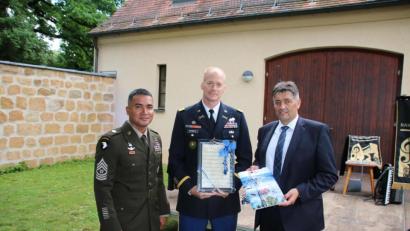 Bild: sne
Bürgermeister Edgar Knobloch, Colonel Christopher Danbeck und Command Sergeant Major Sebastian Amacho (von rechts) feiern beim Festakt zum zehnjährigen Bestehen der Partnerschaft die langjährige Freundschaft von Deutschen und Amerikanern in Grafenwöhr.