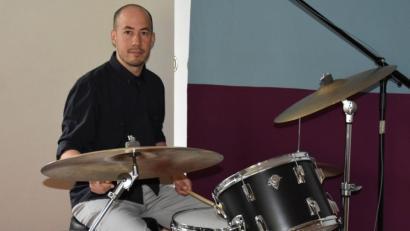 Bild: Lowak
Schlagzeug ist nicht gleich Schlagzeug. Youbi Deinas aus Weiden setzt auch in der Musikbranche auf Nachhaltigkeit.