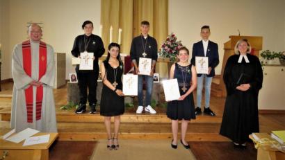 Bild: ubb
Diakon Fritz Lieb (links) und Pfarrerin Dr. Stefanie Schön (rechts) haben am Sonntag in der Friedenskirche fünf junge Leute konfirmiert. Einen wichtigen Lebensabschnitt im Glauben erlebten damit (von links oben) Louis Brosch (Waldsassen), Oliver Fröhler (Pleußen), Cedric Erl (Waldsassen) sowie (von links unten) Roussel Khello (Waldsassen) und Mara Rosner (Pfudermühle).