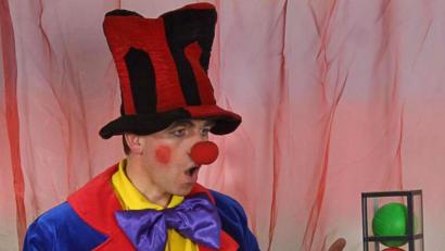 Bild: Franz Probst/exb
Der Zauberclown Fabellini ist mit seinem Zauberworkshop Teil des Ferienprogramms in Schwarzenfeld.