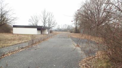 Archivbild: e
Die Zufahrt zum ehemaligen Sportplatz der Leopoldkaserne, der schon lange nicht mehr genutzt wird. Dort entsteht eines von elf bundesweiten Einsatztrainingszentren des Zolls.