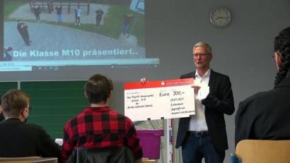 Bild: jma
Finanzielle Würdigung für ein besonderes Projekt: Arno Speiser vom Kreisjugendring übergibt einen 300-Euro-Scheck an die M10 der Markus-Gottwalt-Schule Eschenbach als Dankeschön für ihren Poetry-Slam-Beitrag.