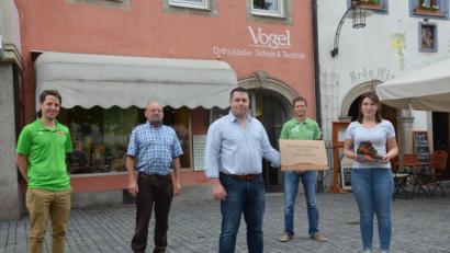 Bild: Kunz
Zum erfolgreichen Meistertitel von Lisa Kühnl gratulieren (von links) Horst Schedl, Richard Vogel, Benjamin Prexler, Wolfgang Seemann.