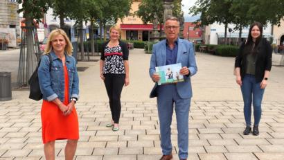 Bild: Stadt Tirschenreuth/exb
Tirschenreuths erste "G’sundheitsbotschafterin" Melanie Gmeiner, Projektkoordinatorin Angelika Landgraf, Bürgermeister Franz Stahl und Daniela Peintinger von der Geschäftsstellenleitung der Gesundheitsregion Plus Nordoberpfalz (von links) beim gemeinsamen Foto auf dem Oberen Marktplatz. 	Bild: Stadt Tirschenreuth/exb