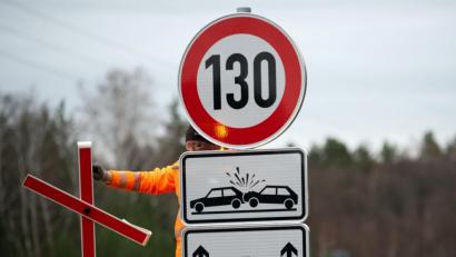 Bild: Soeren Stache/dpa
Das bisschen Unfall, das bisschen CO2: Für die Union reichen weniger Unfälle wegen überhöhter Geschwindigkeit und weniger CO2-Austoß nicht für ein Tempolimit auf Autobahnen.